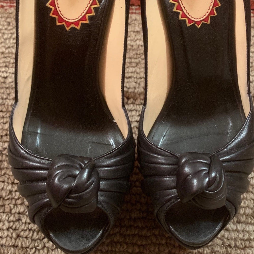 Auth Christian Louboutin Blk lthr peep toe